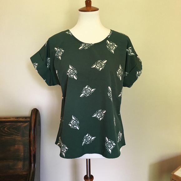 🎉 Green Rose Print Short Sleeve Top - Picture 2 of 7